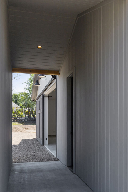 Breezeway View to S - Showcar Garage & Guest Suite Addition - ENR architects - Chad Jones Photography